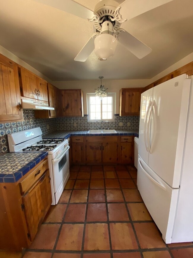 Building Photo - Beautiful 2 Story Town Home Located off of...