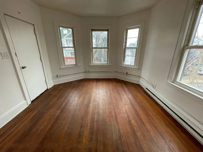 Building Photo - 54 Crown St