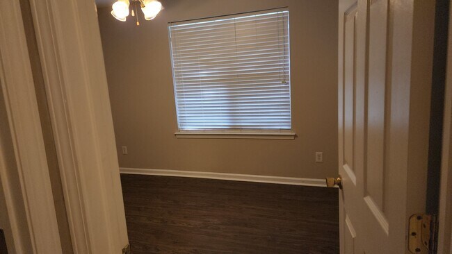 Building Photo - 2222 Valley Haven Dr