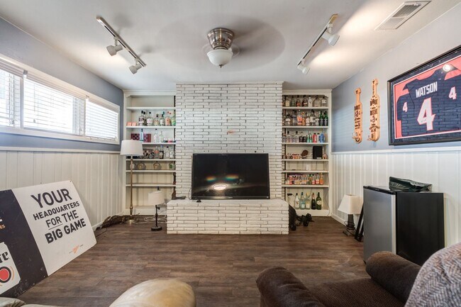 Building Photo - Rare find 5-bedroom 4-bathroom home near T...