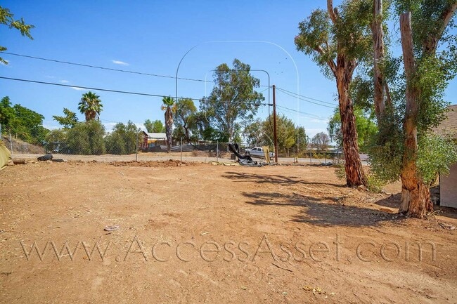 Building Photo - Large Lot! 2 Bed/ 1 Bath Single Family Property!