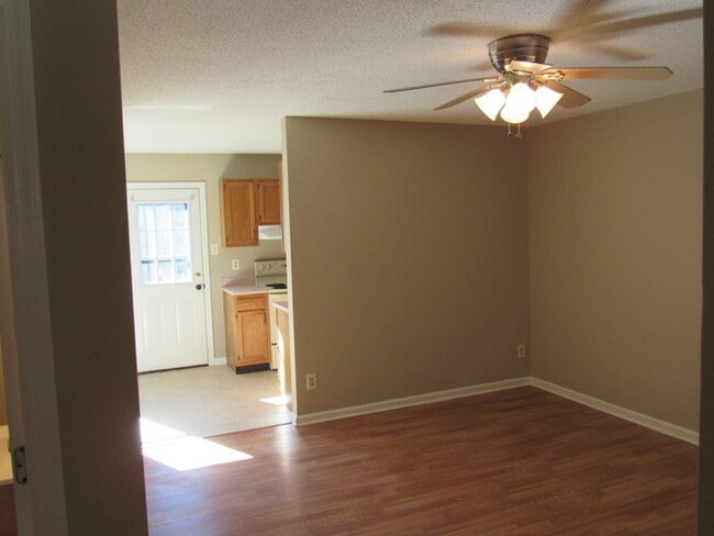 Building Photo - Charming 2-Bed, 2-Bath Townhouse in NW Kno...