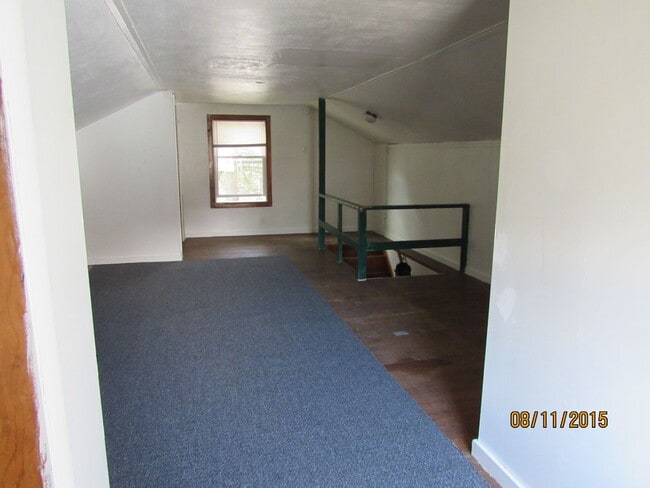 Building Photo - 4-5 bedroom home located on Oakland Ave, o...