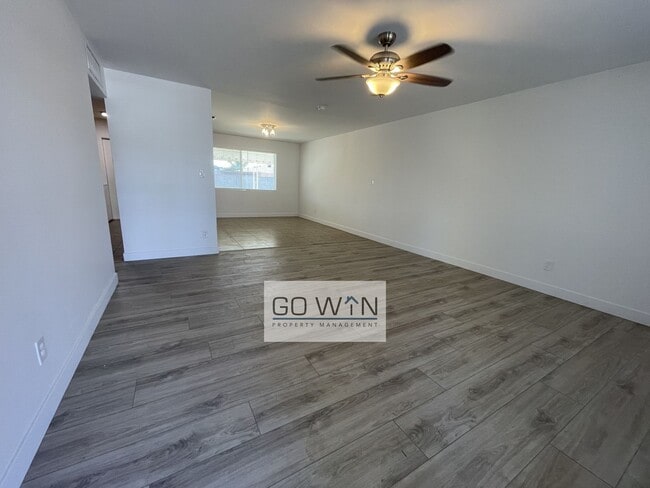 Building Photo - 4 Bed/ 2 Bath - House With Backyard!