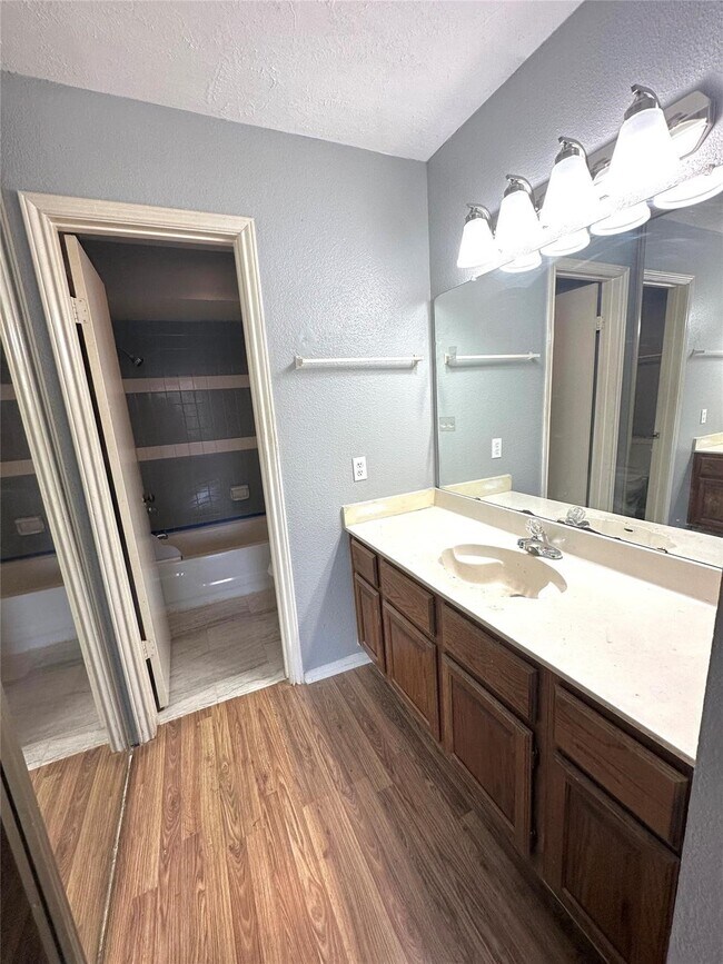 Building Photo - 200 Pecan Dr