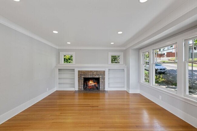 Building Photo - Charming AIR CONDITIONED Leschi Craftsman