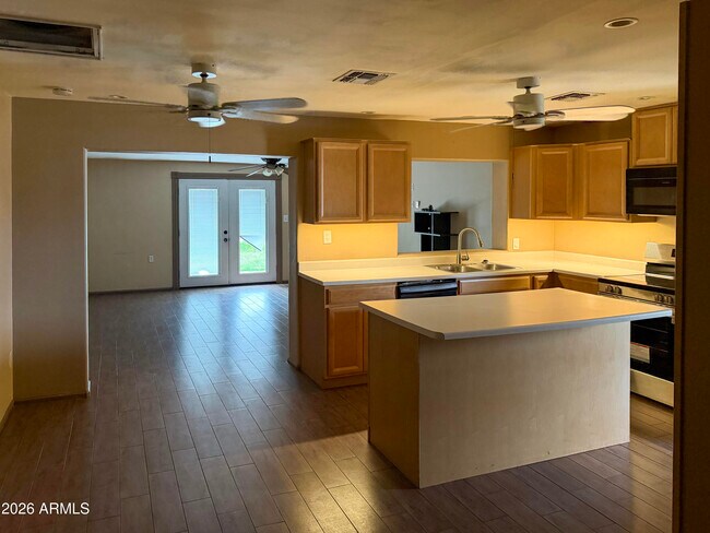 Building Photo - 7613 W Devonshire Ave