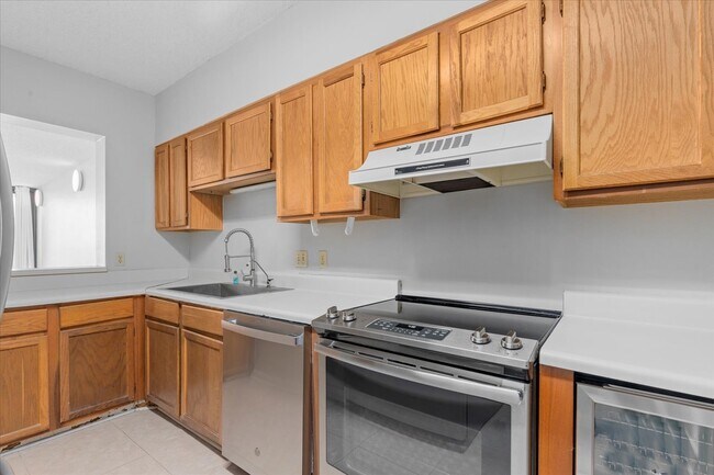 Building Photo - Beachfront Condo with Ocean Views and Acce...