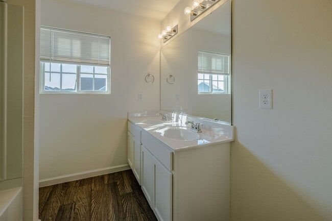 Building Photo - Like new construction 2 story home 4 bedro...
