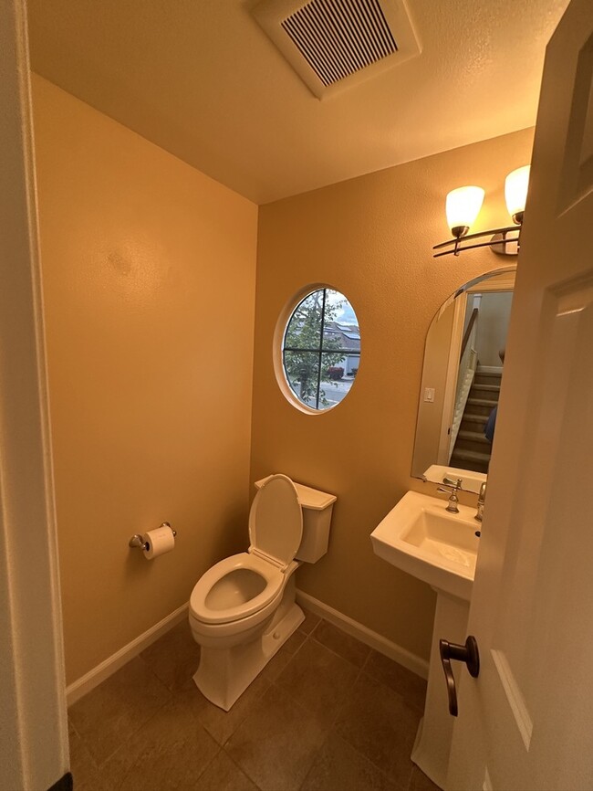 Building Photo - Pet-Friendly Spacious Solar-Powered Home i...