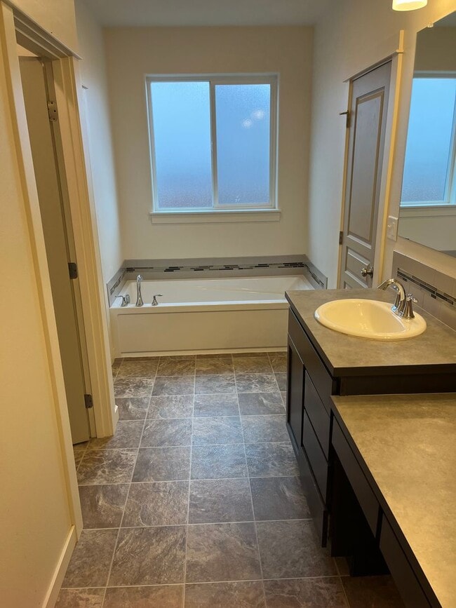 Building Photo - 3 Bedroom + Office in NW Redmond