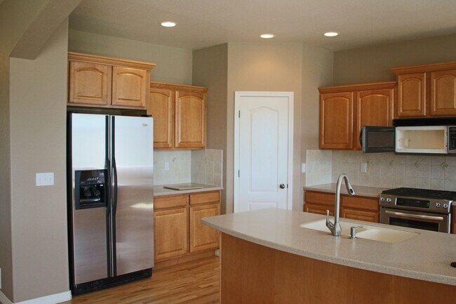 Building Photo - Great School District/ Move-in Ready