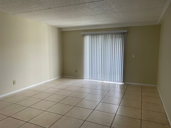 Building Photo - 1bed/1bath 1st FLOOR Condo in Somerset com...