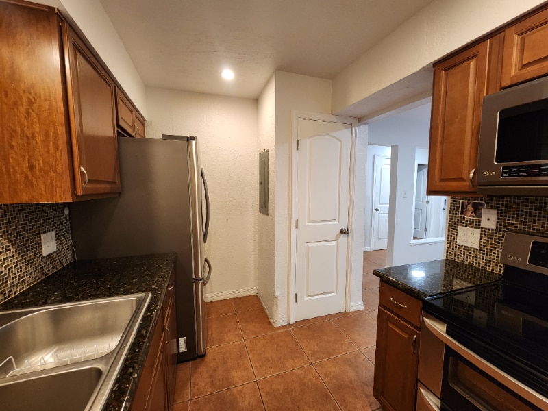 Building Photo - 4437 Rayfield Dr