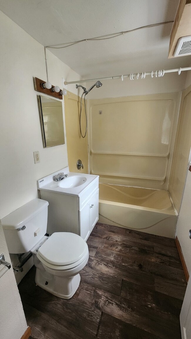 Building Photo - 2 Bedroom, 1 Bathroom with Laundry & Off Street Parking - Available August 1st!