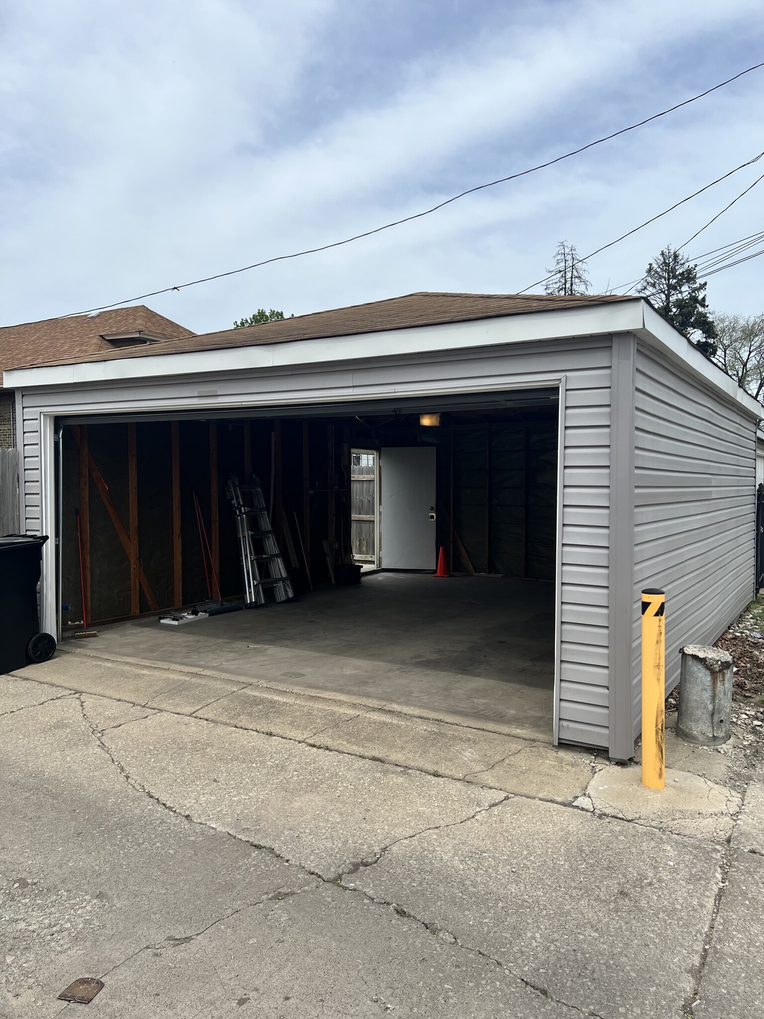 Building Photo - 7045 S Oakley Ave