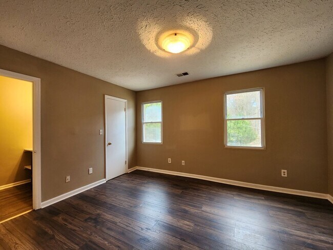 Building Photo - 3547 Main Station Dr SW