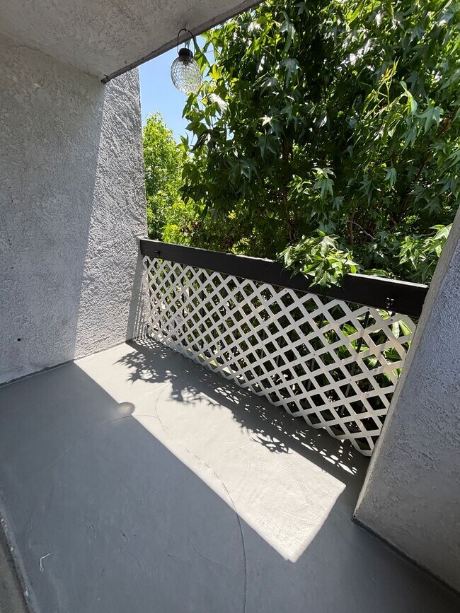 Building Photo - 627 Orange Grove Ave