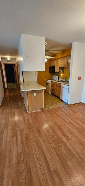 Building Photo - 15795 Lakeside Dr