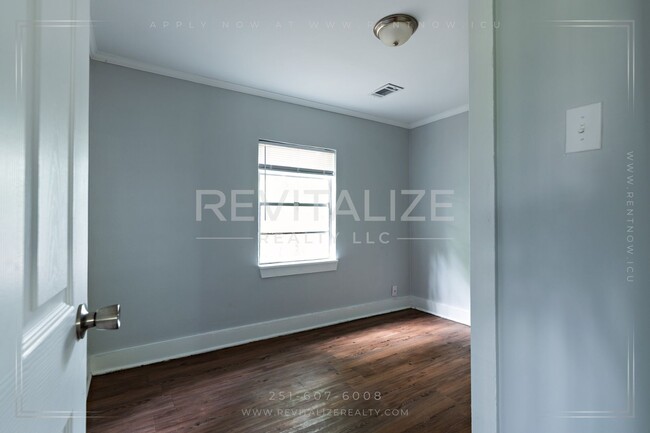 Building Photo - Beautiful Renovated 3 Bedroom/1 Bathroom H...