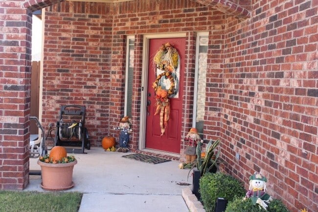 Building Photo - Fantastic home located in West Hill