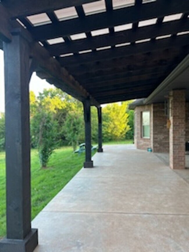 Building Photo - Very Nice 5 bedroom 3.5 bath home in Luther