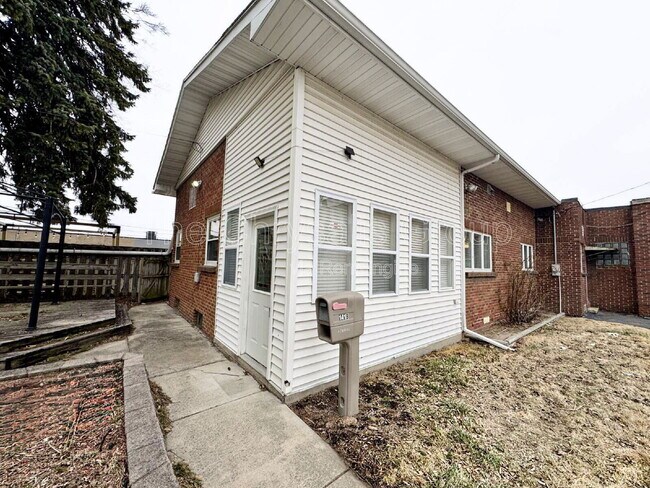 Building Photo - 141 E Walnut St