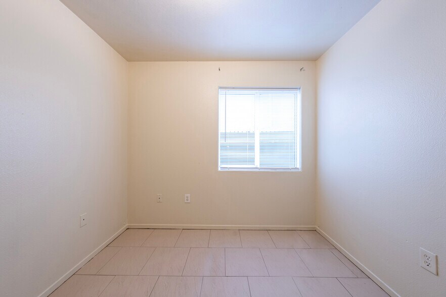 Building Photo - 5231 Huntington Dr N