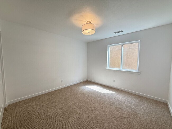 Building Photo - Beautiful 3BD/3.5BA Rowhome in Bankers Hil...