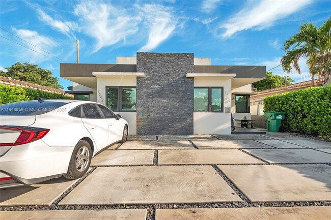 Primary Photo - 7242 SW 22nd St