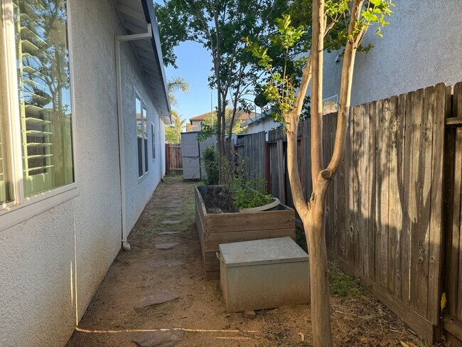 Building Photo - CLEAN AND SPACIOUS ONE STORY, 3 BED, 2 BATH, 2 CAR GARAGE IN WEST SACRAMENTO