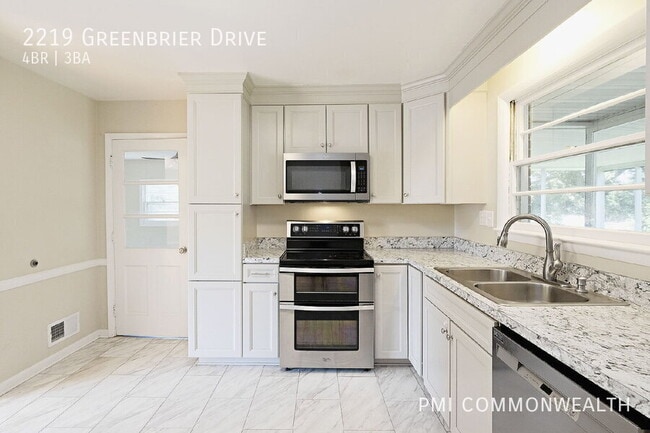 Building Photo - 2219 Greenbrier Dr