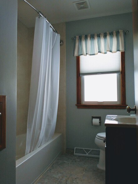 Full Upstairs Bathroom - 2163 Randy Ave