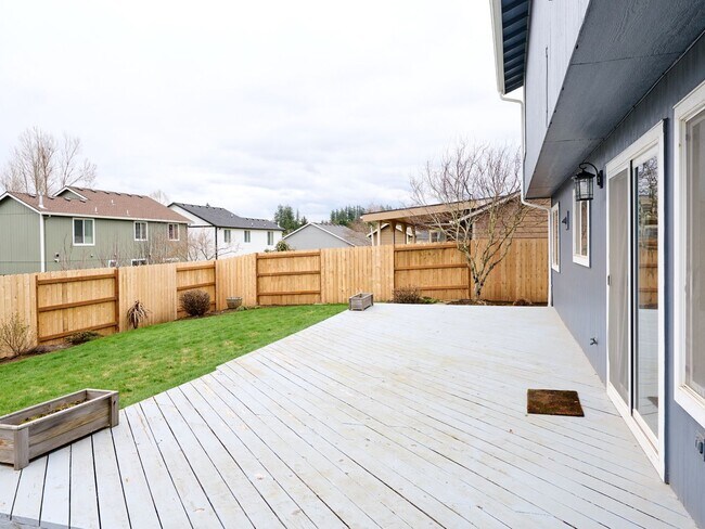 Building Photo - 643 Meadowbrook Ln