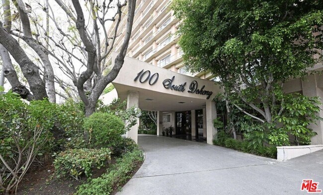 Building Photo - 100 S Doheny Dr