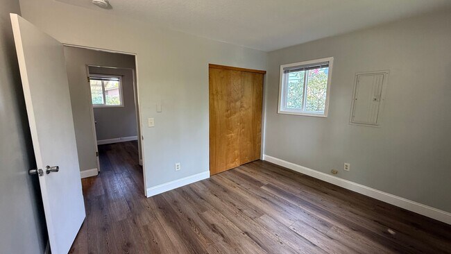 Building Photo - 2 bedroom Charming Single Family Home Multnomah Village Video Attached.
