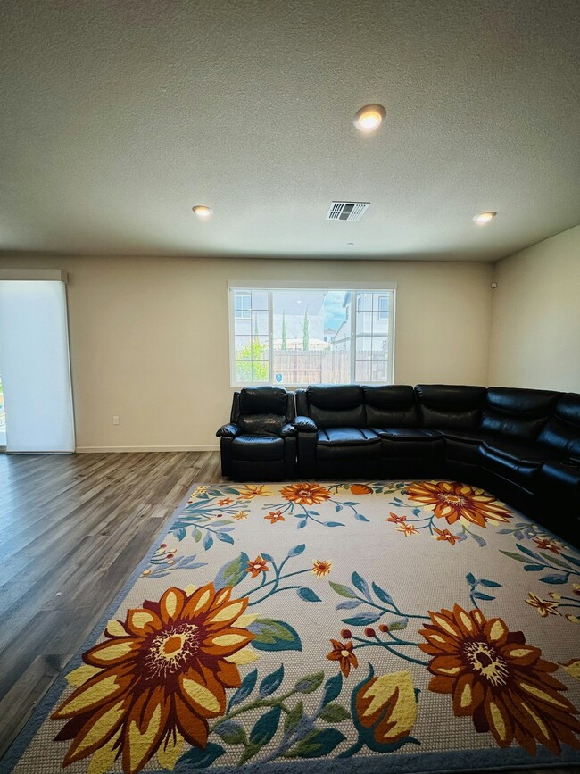 Building Photo - 3026 Kenwood Cir