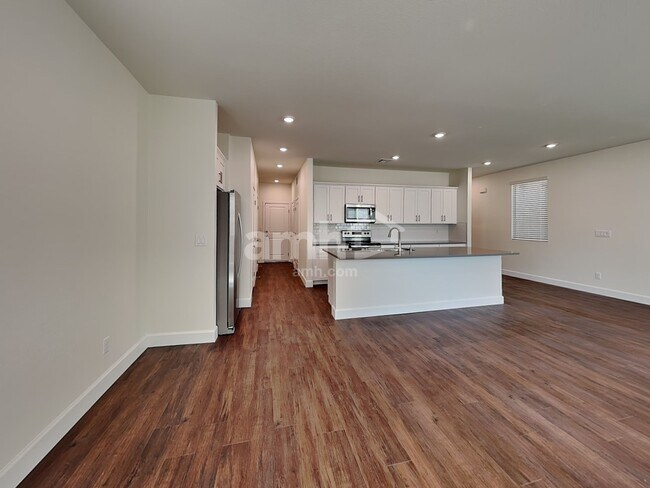 Building Photo - 831 Longwood Gdns St