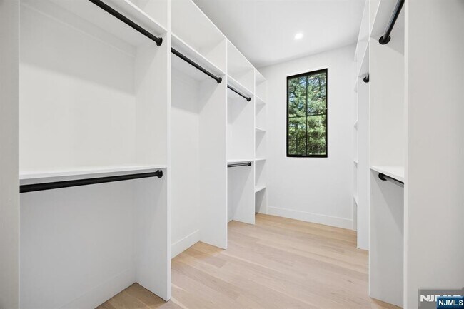 Building Photo - 242 Hardenburgh Ave