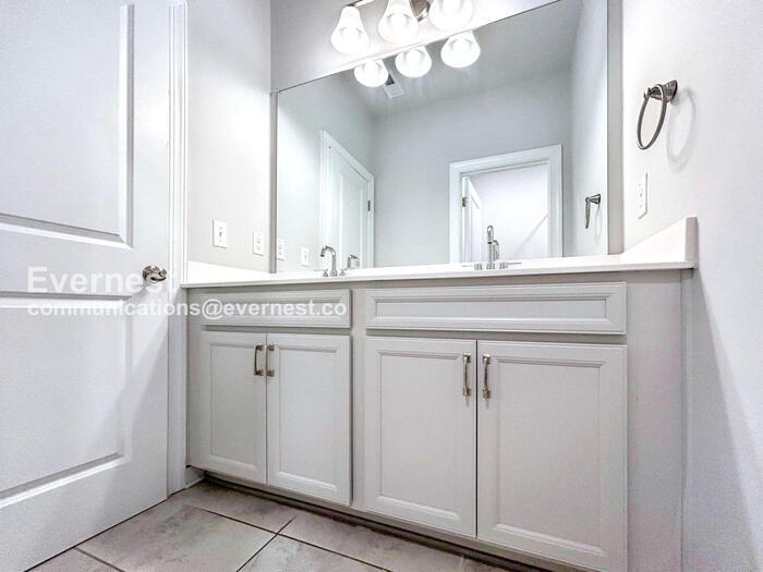 Building Photo - 331 Caledonia Ct