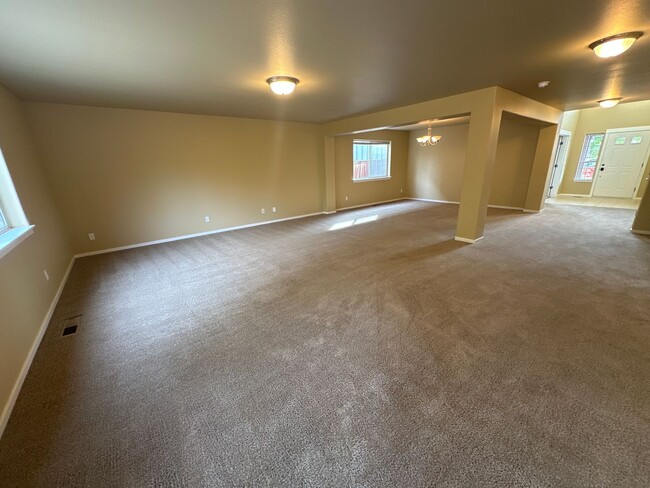 Building Photo - $500 Off 1st MONTH'S RENT, Eastside House,...