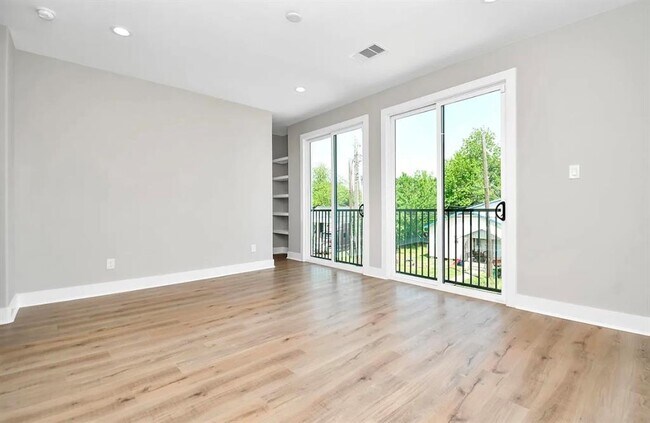 Building Photo - 410 E 41st St