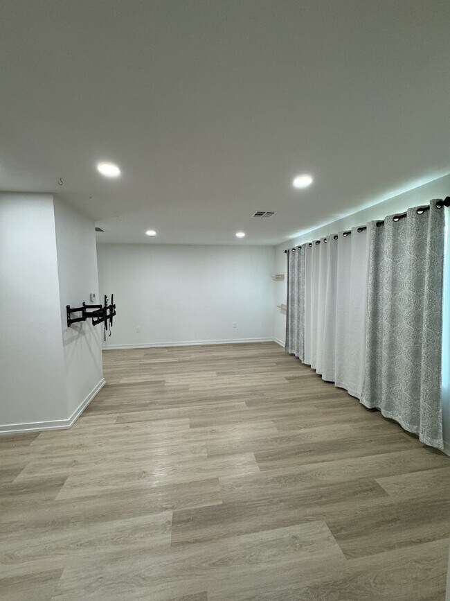 Building Photo - "Charming 1-Bedroom Haven with 1.5 Baths on Hines Avenue, Waco"