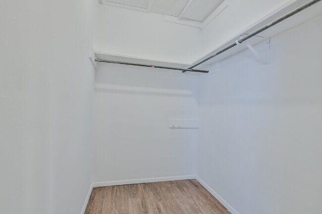 Building Photo - Spacious and Gorgeous 3/2 in Northwest Lub...