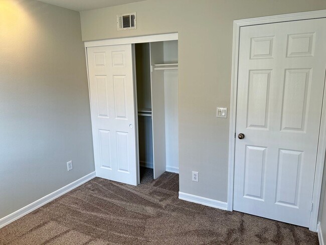 Building Photo - Updated 3 Bed/2.5 Bath Townhome in Gate Community in Anaheim