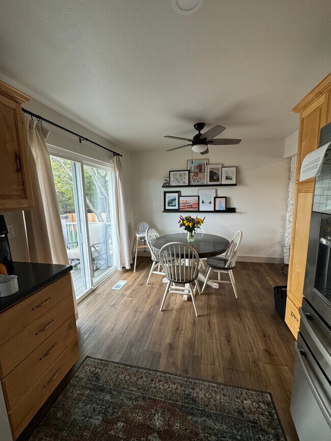 Kitchen dining area - 8717 S Royal Crest Dr