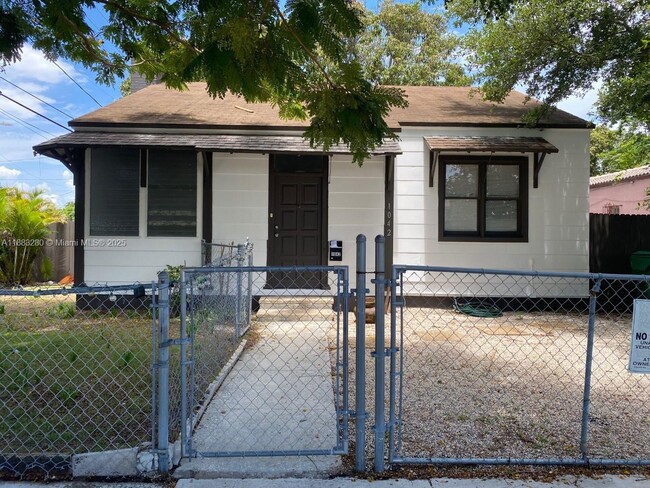 Primary Photo - 1042 SW 11th Ave