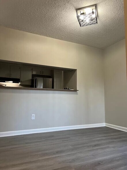 Building Photo - Room in Condo on Sharon Chase Dr