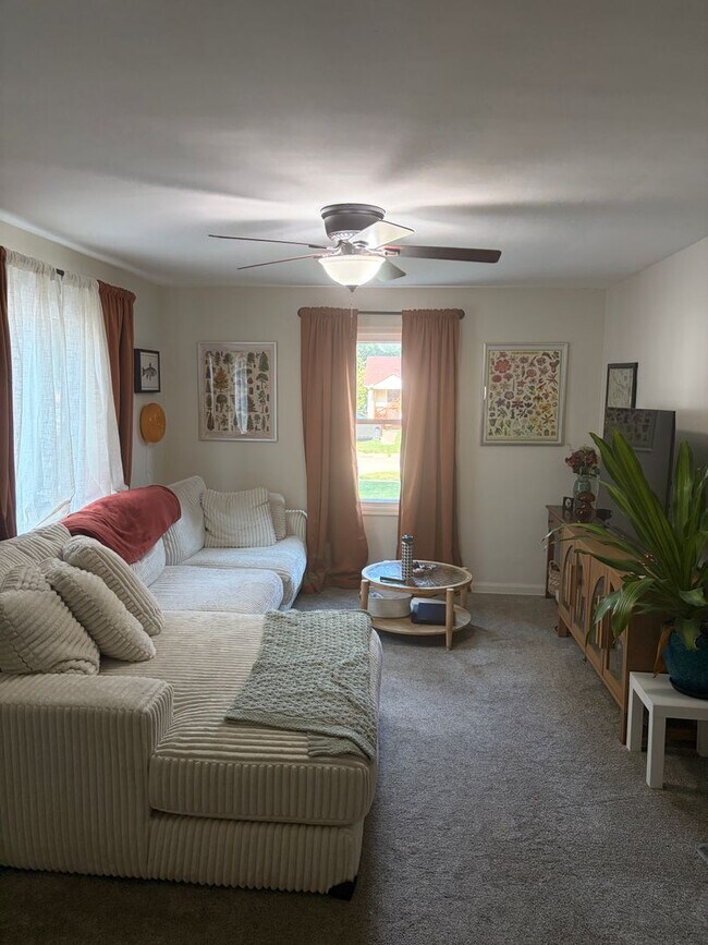 Building Photo - Bellevue Home For Rent!