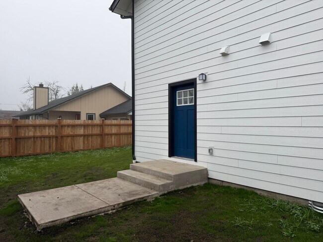 Building Photo - Brand new 3 bedroom 3 full bath townhouse in Thurston!